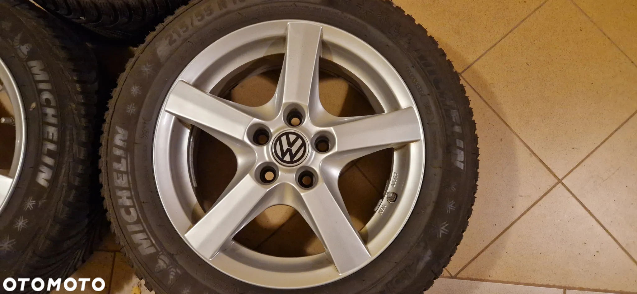 Sprzedam komplet kół z felgami aluminiowymi do VW Passata. Opony Michelin 215/55/R16 - 5