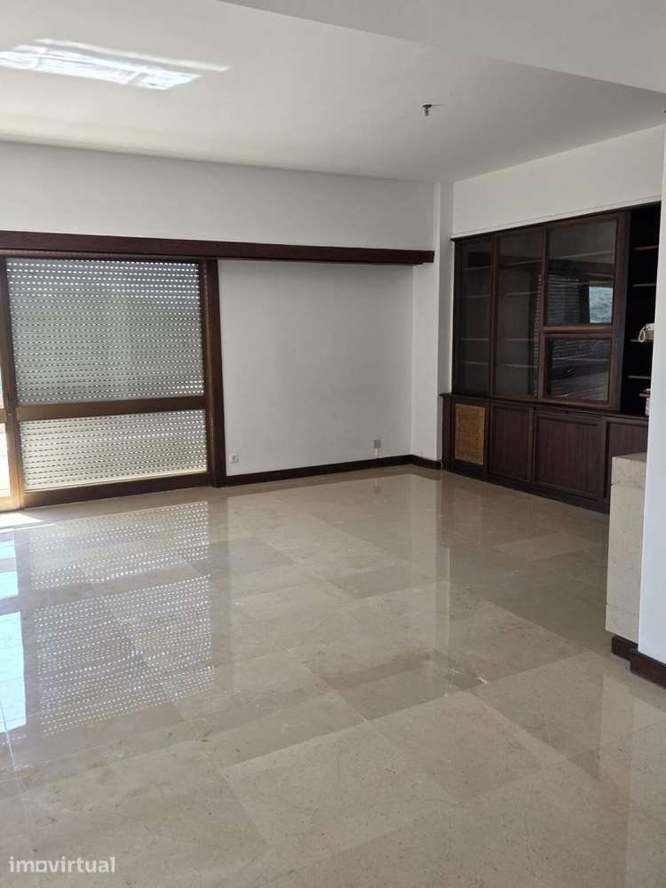 Apartamento T4 com estacionamento, Estrada da Luz, Lisboa - Grande imagem: 4/19
