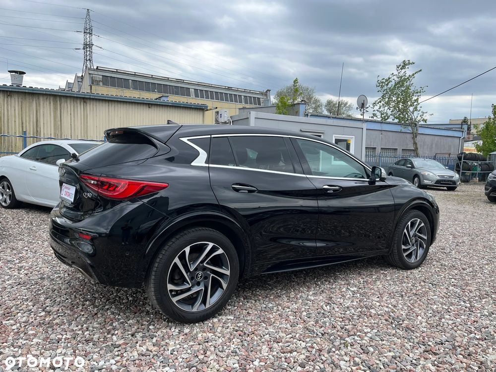 Infiniti Q30 - 4