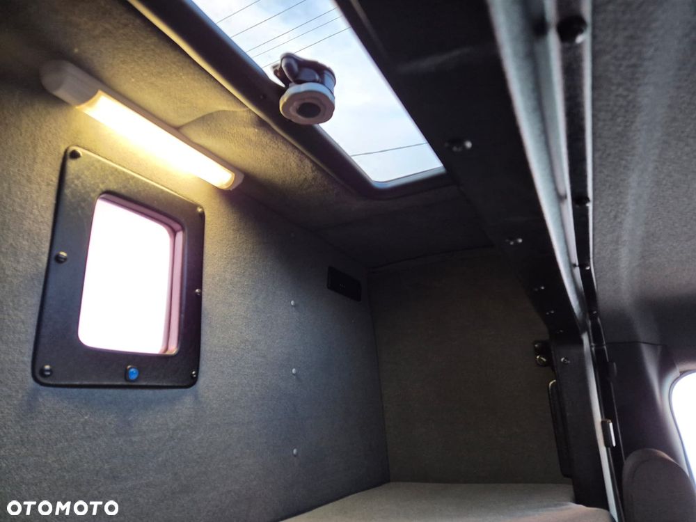 Mercedes-Benz Sprinter - 16