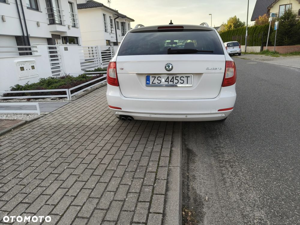 Skoda Superb 2010 photo 4