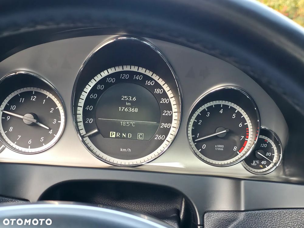 Mercedes-Benz Klasa E 350 CGI BlueEFFICIENCY 7G-TRONIC Avantgarde - 26