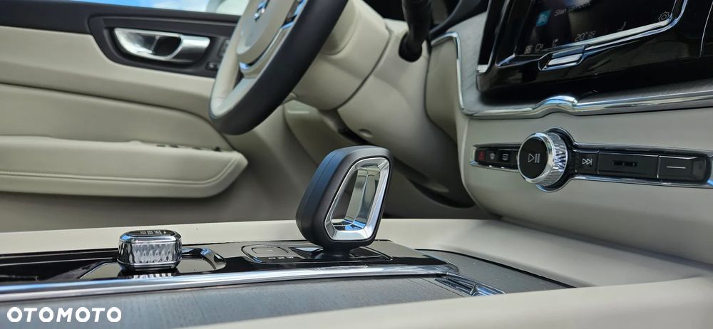Volvo XC 60 B5 B AWD Plus Bright - 24