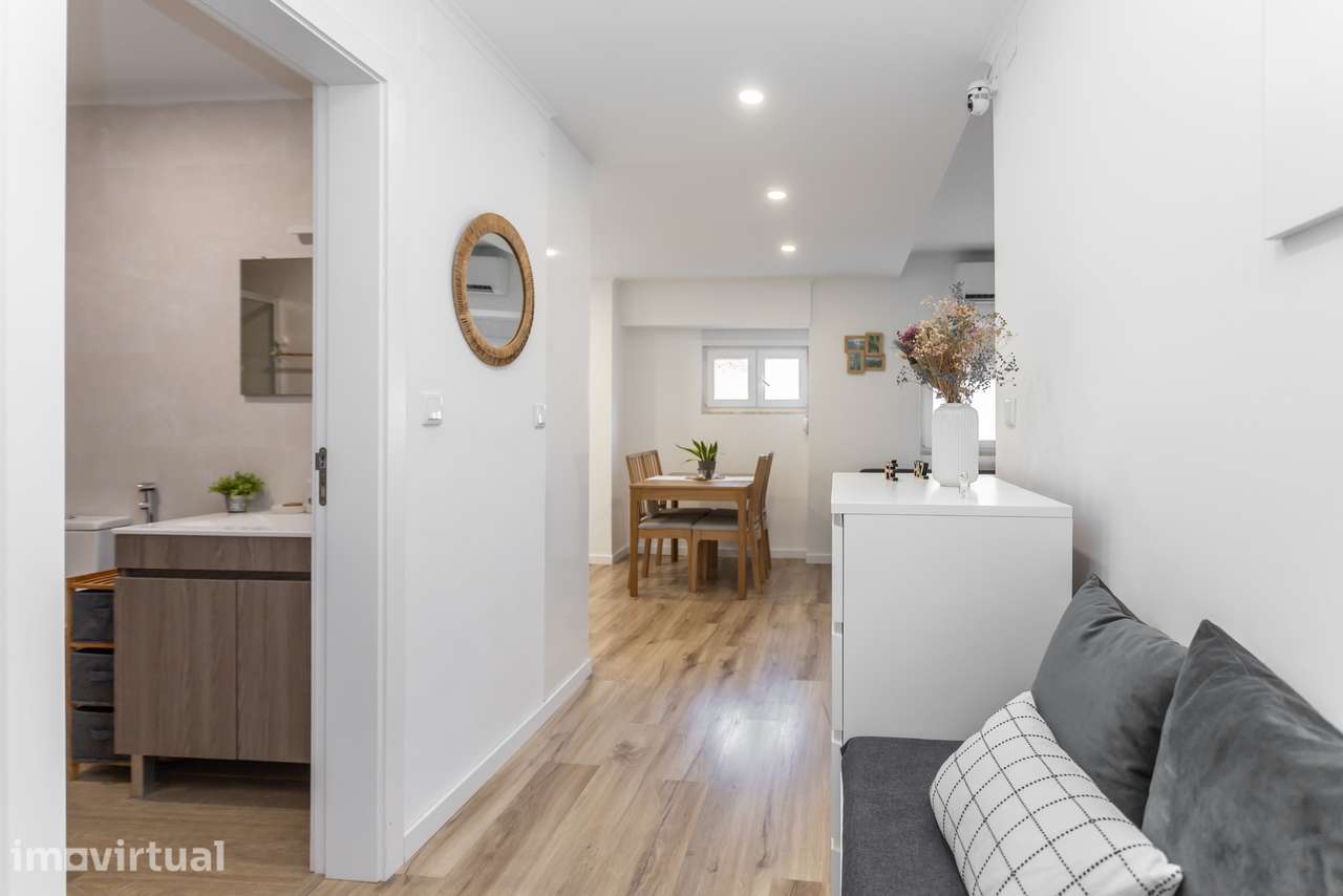 Remodelado com Logradouro de 40 m² no Barreiro - Grande imagem: 3/32