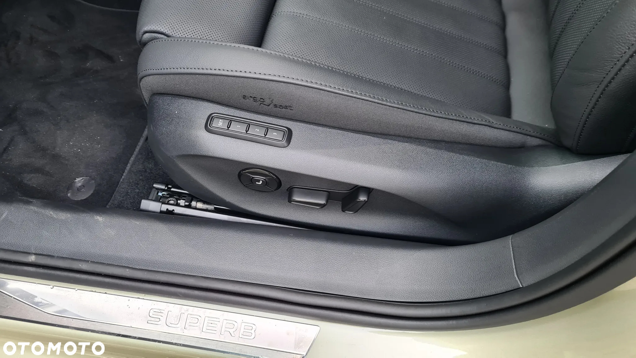 Skoda Superb 2.0 TDI SCR 4x4 L&K DSG - 9