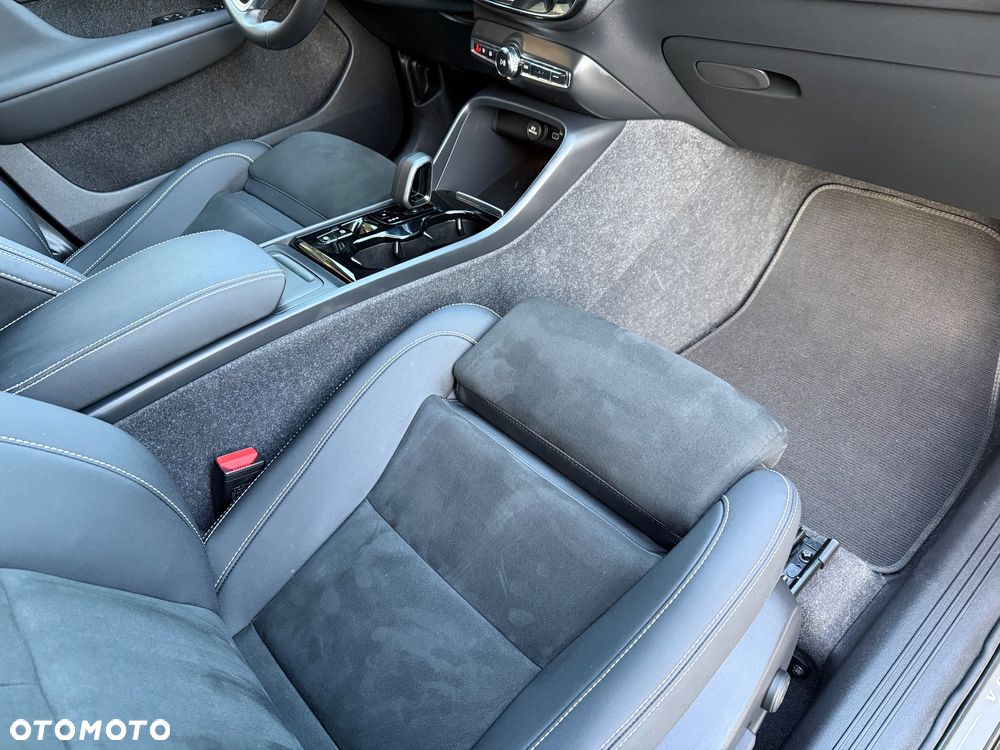 Volvo XC 40 B4 B DKG Plus Black Edition - 38