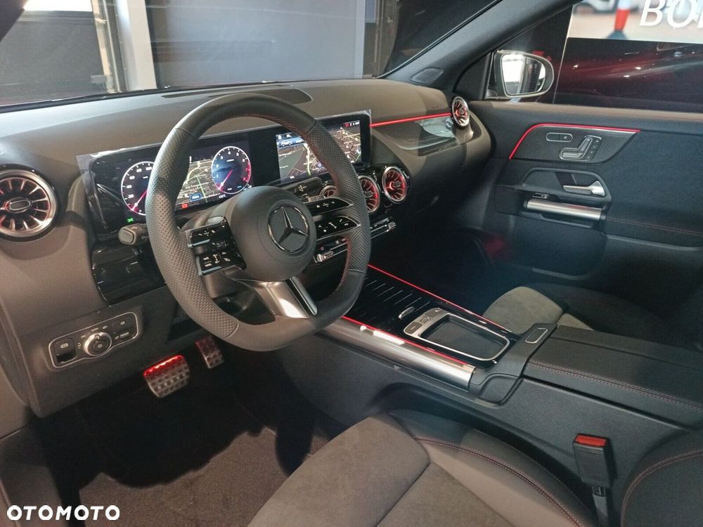 Mercedes-Benz GLA - 13