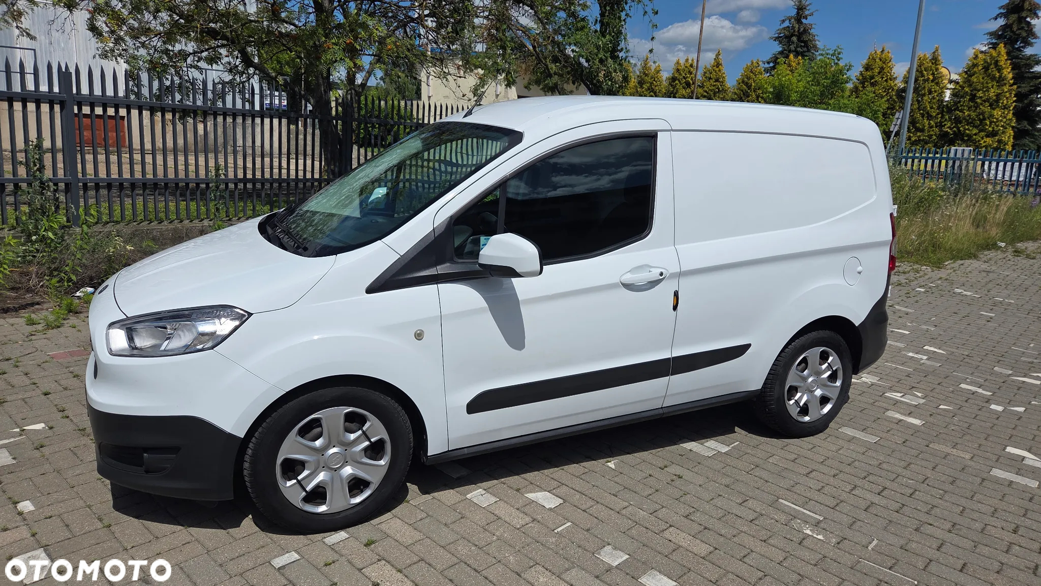 Ford Transit Courier - 15
