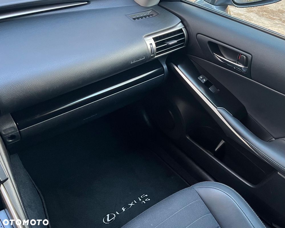 Lexus IS 300h Business - 13