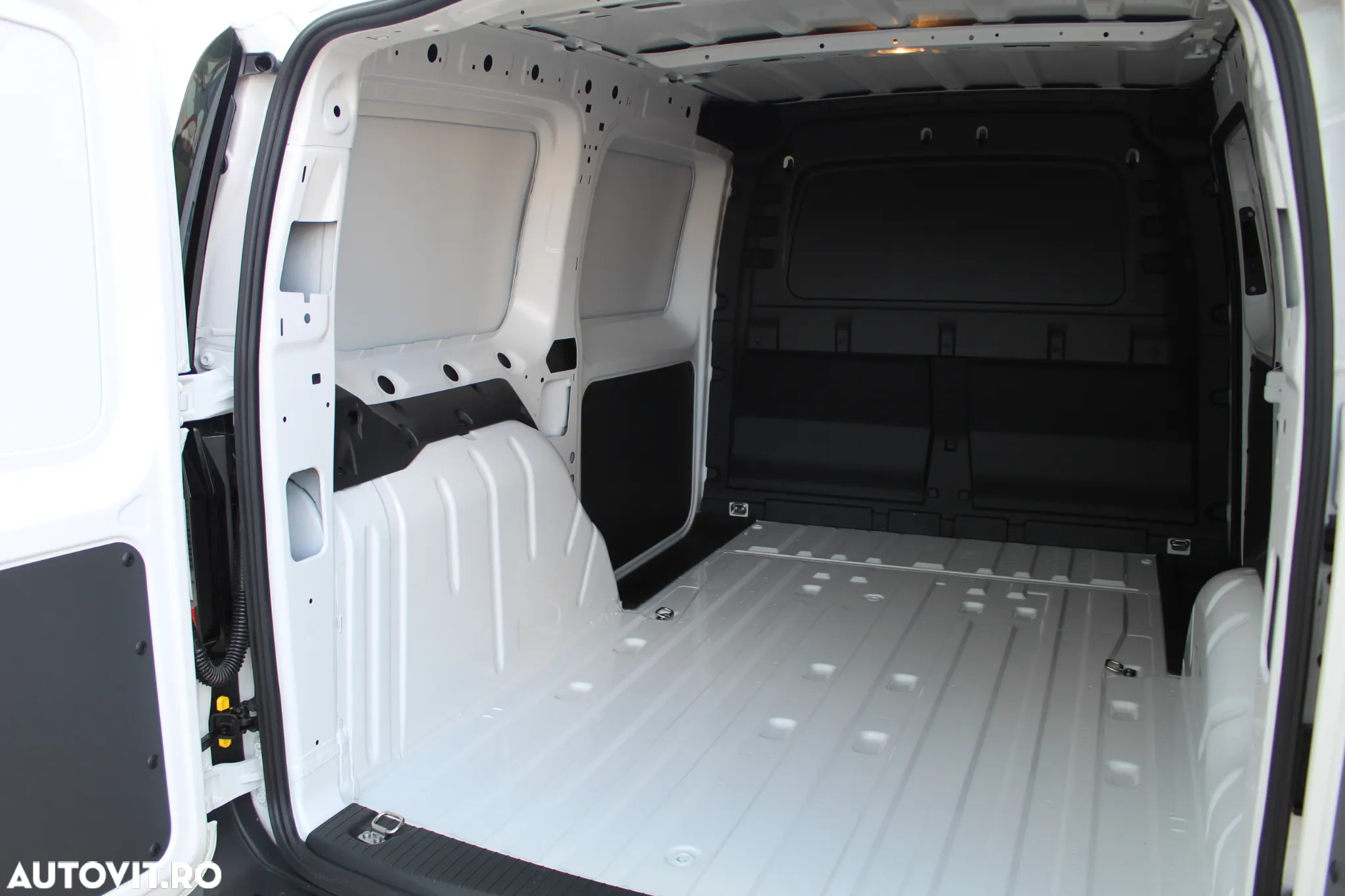 Volkswagen Caddy Maxi Cargo 2.0 TDI 75 102 CP - 28