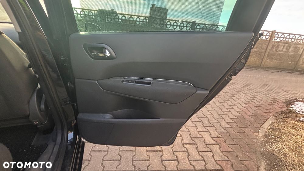 Peugeot 5008 1.6 THP Family 7os - 28