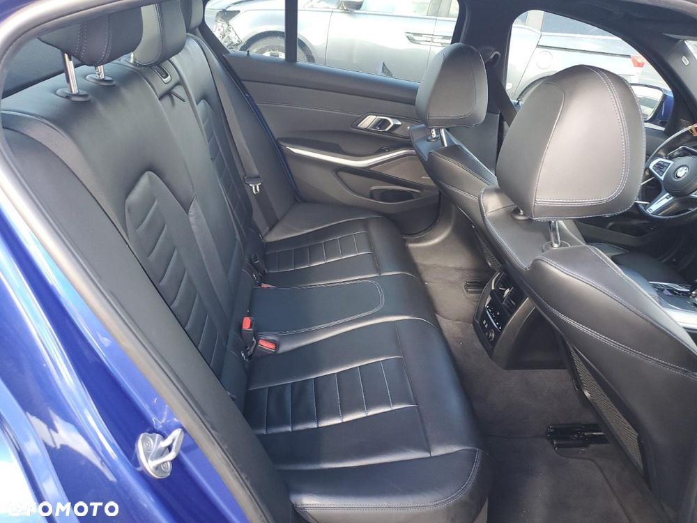 BMW Seria 3 330i xDrive M Sport - 9