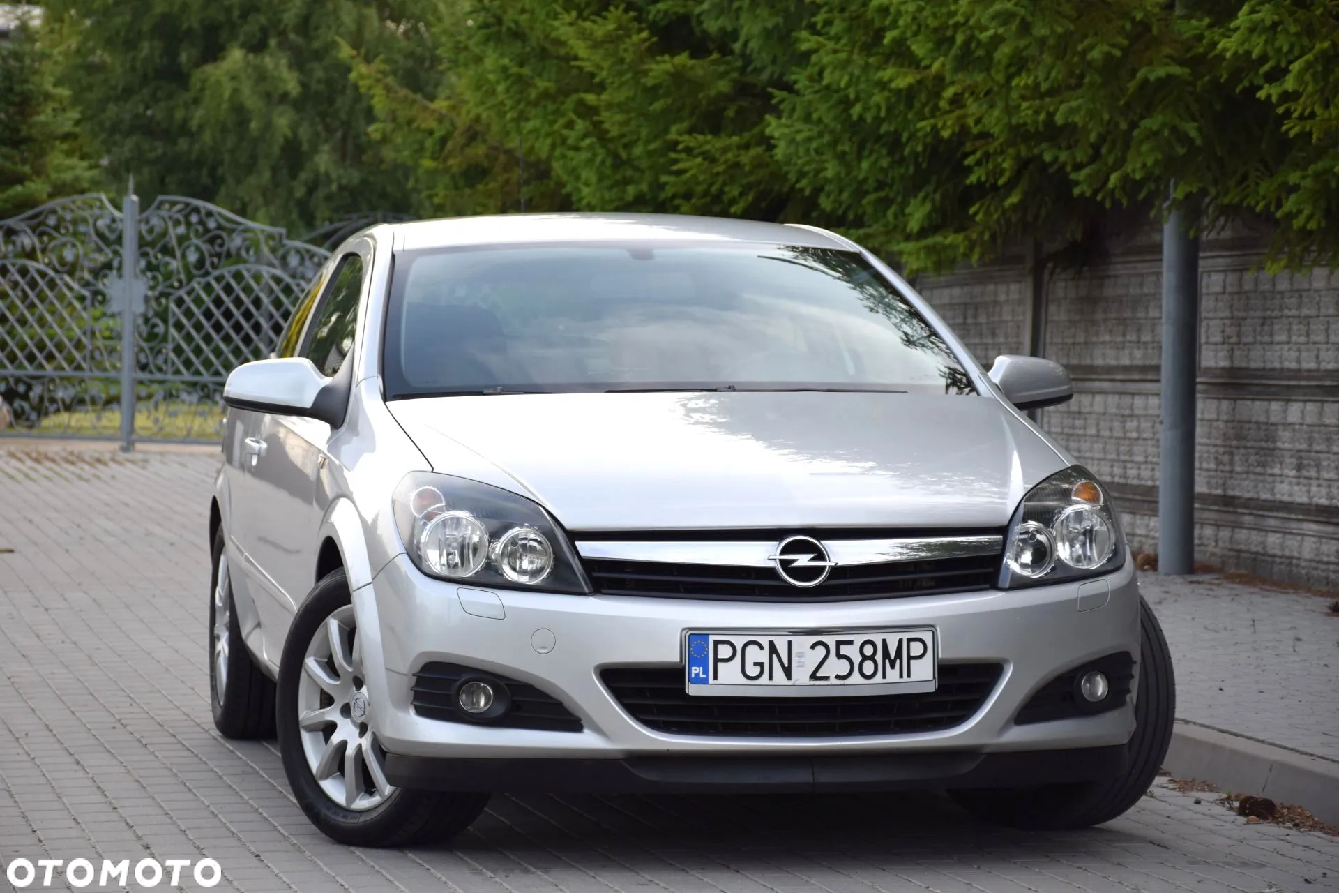 Opel Astra III GTC 1.6 Cosmo - 2