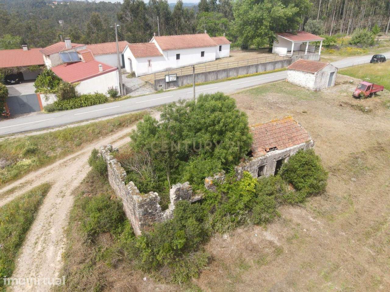 Terreno com furo de água e duas pequenas edificações em ruina para rea - Grande imagem: 3/20