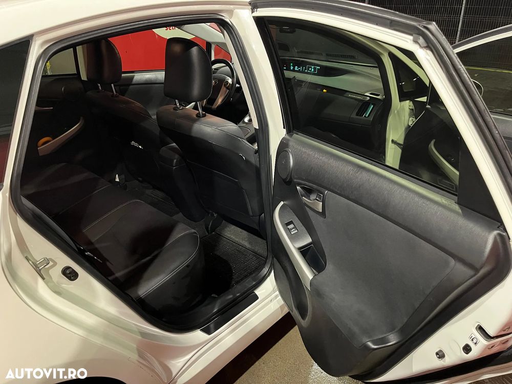 Toyota Prius Plug-in (Hybrid) Life - 14