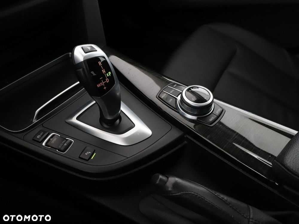 BMW Seria 3 318d Luxury Line - 28