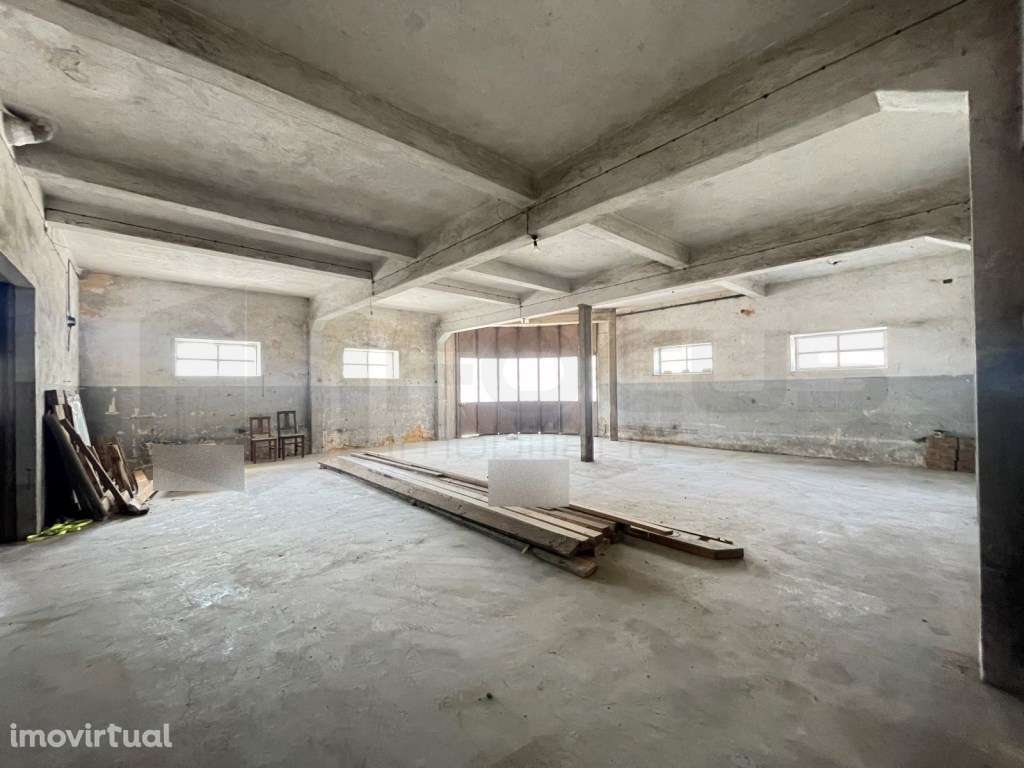 Prédio com habitação e comercio e armazém - Anadia - Grande imagem: 5/10