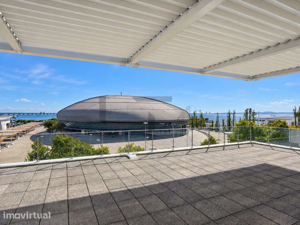 Escritório com Terraço e Vista Rio para Arrendamento junto ao Starb...