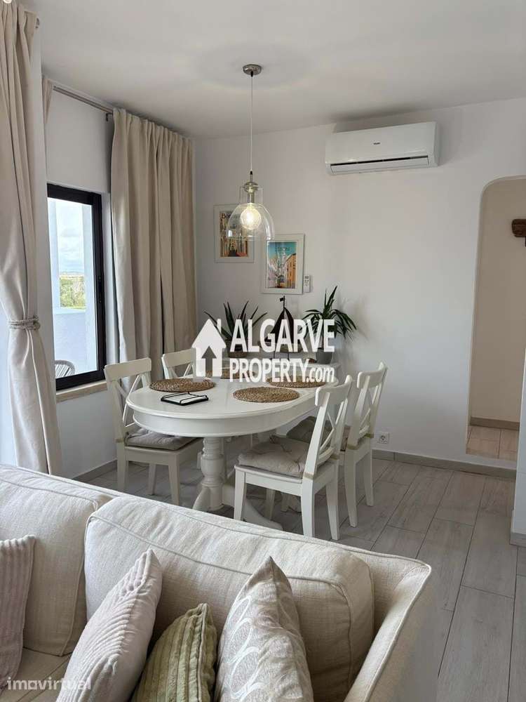 Apartamento T2 totalmente renovado em zona tranquila perto da Praia e - Grande imagem: 2/21