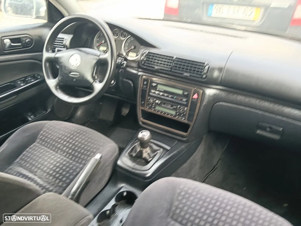 VW Passat 1.9 TDi Highline - 13