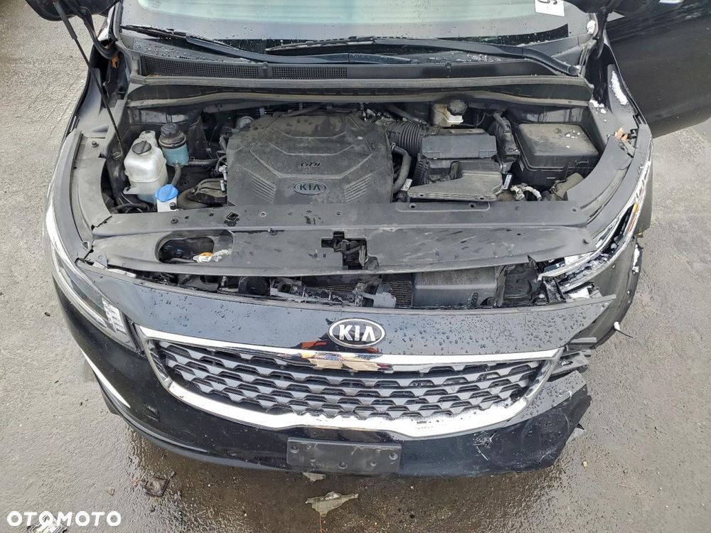 Kia Sedona - 12