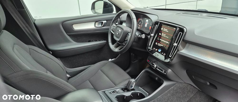 Volvo XC 40 T3 Geartronic Momentum Pro - 25