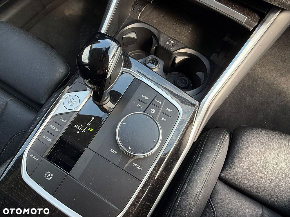 BMW Seria 3 320d xDrive Edition Luxury Line Purity - 36