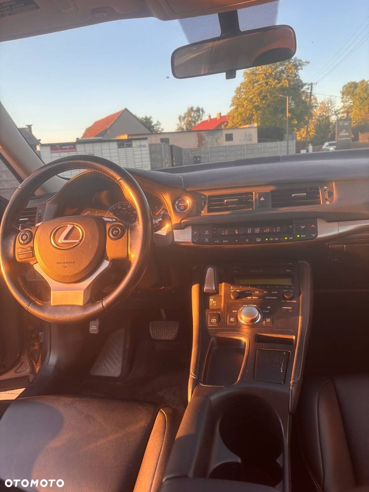 Lexus CT - 9