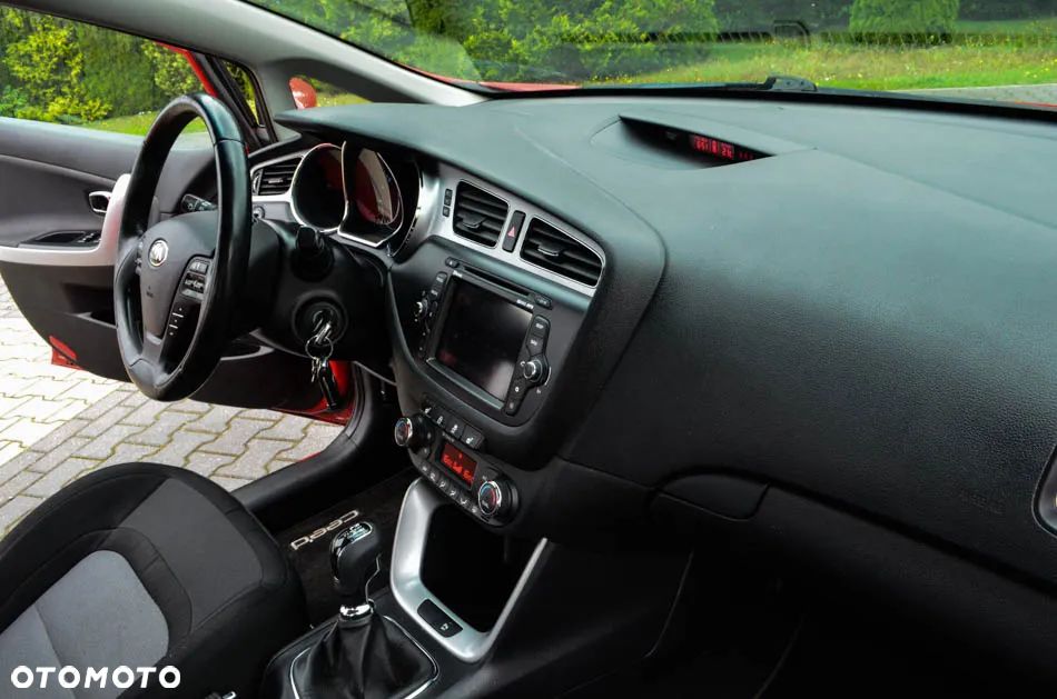 Kia Ceed 1.6 CRDi 128 Fifa World Cup Edition - 37