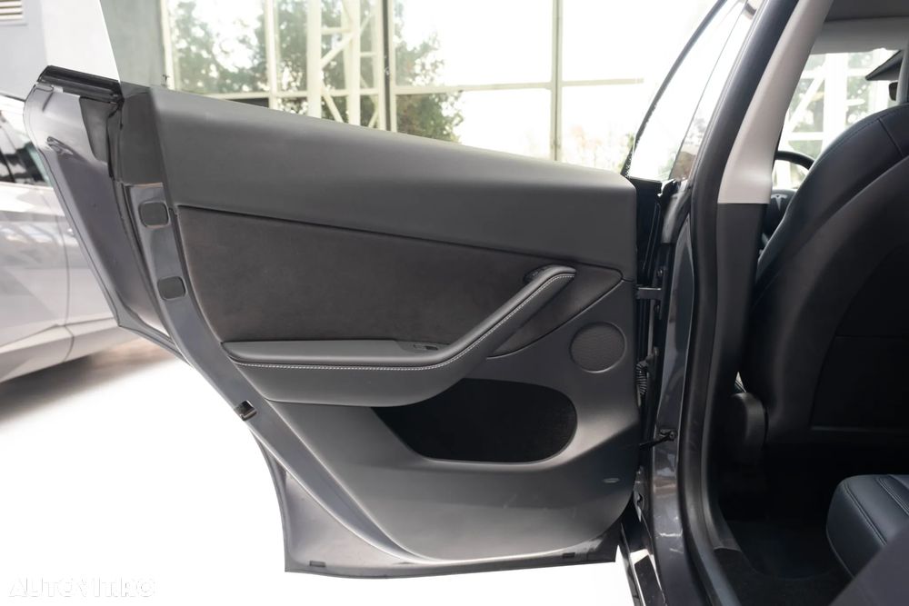 Tesla Model Y AWD Long Range - 24