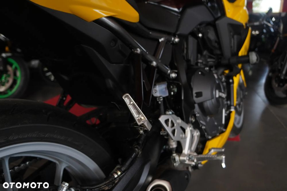Suzuki GSX - 19