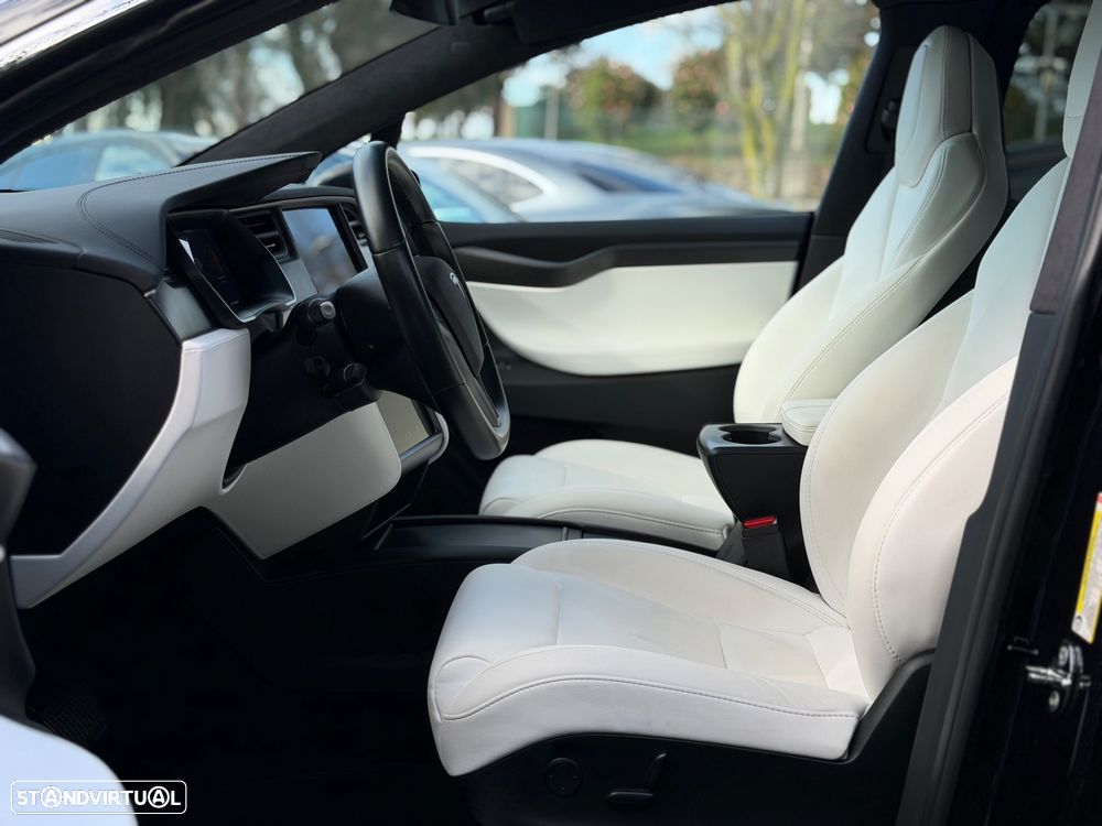 Tesla Model X - 15