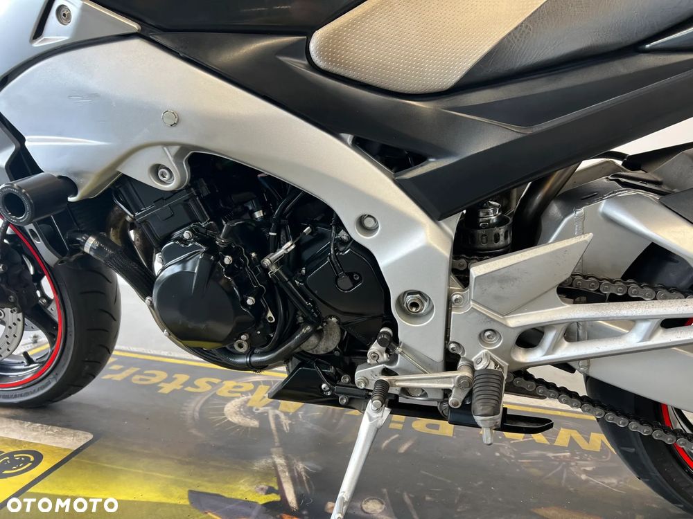 Suzuki GSR - 28