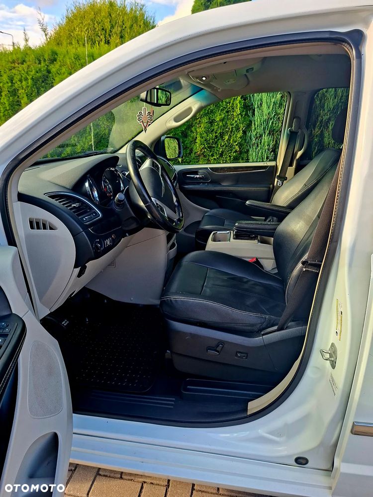 Chrysler Town & Country - 5