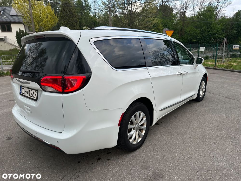 Chrysler Pacifica - 2