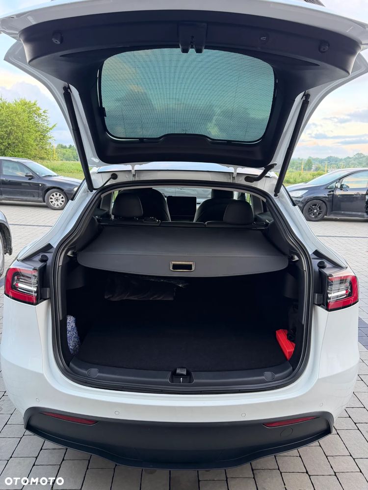 Tesla Model Y Long Range AWD - 28