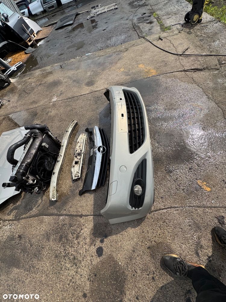 Opel astra H z157 szary srebrny  maska    Lampy przód przednie bi xenon kompletne 400sztuka prawa lewa   Klapa tył tylnia gtc 3 drzwi Coupe 300zl   Zderzak tył tylni opc 300zl   Drzwi przód przednie prawe lewe 300sztuka   Lusterko prawe lewe 100zl sztuka   Lampy tył tylne prawa lewe 100szt  Maska 300zl   Pas przedni 1.9 diesel kompletny z chłodnicami wentylatorami 450 zł   Grill -150 zł   Belka przód 100zl   Zderzak przedni 250 zł   Szybka wysyłka - 9