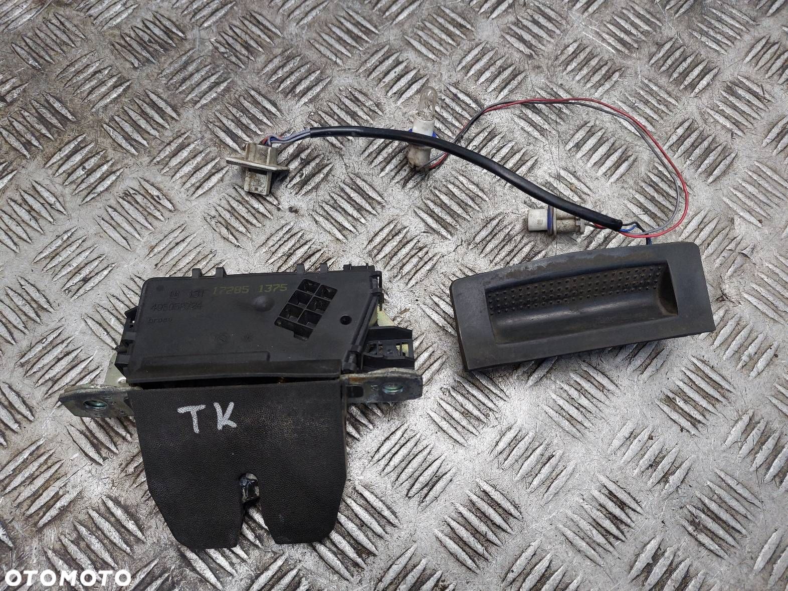 ZAMEK KLAPY BAGAŻNIKA + MIKROSTYK OPEL ASTRA H KOMBI 13117285 - 1