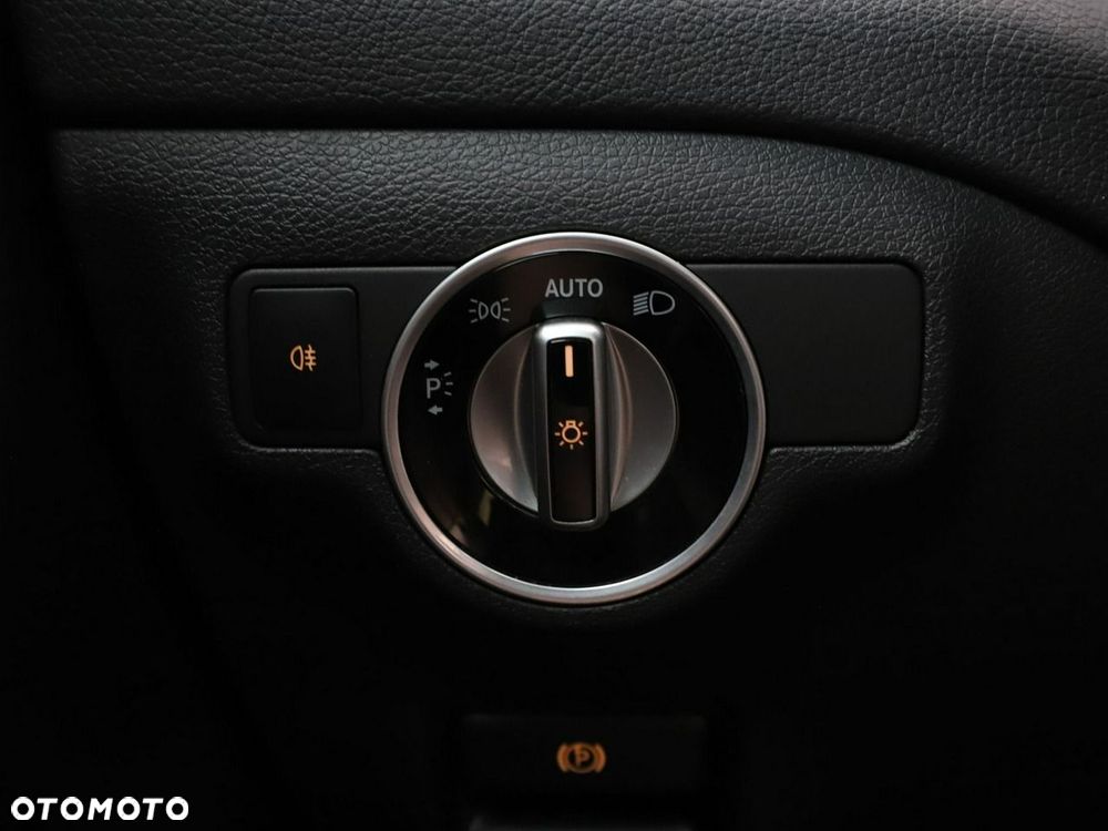 Mercedes-Benz GLA 200 7G-DCT - 33
