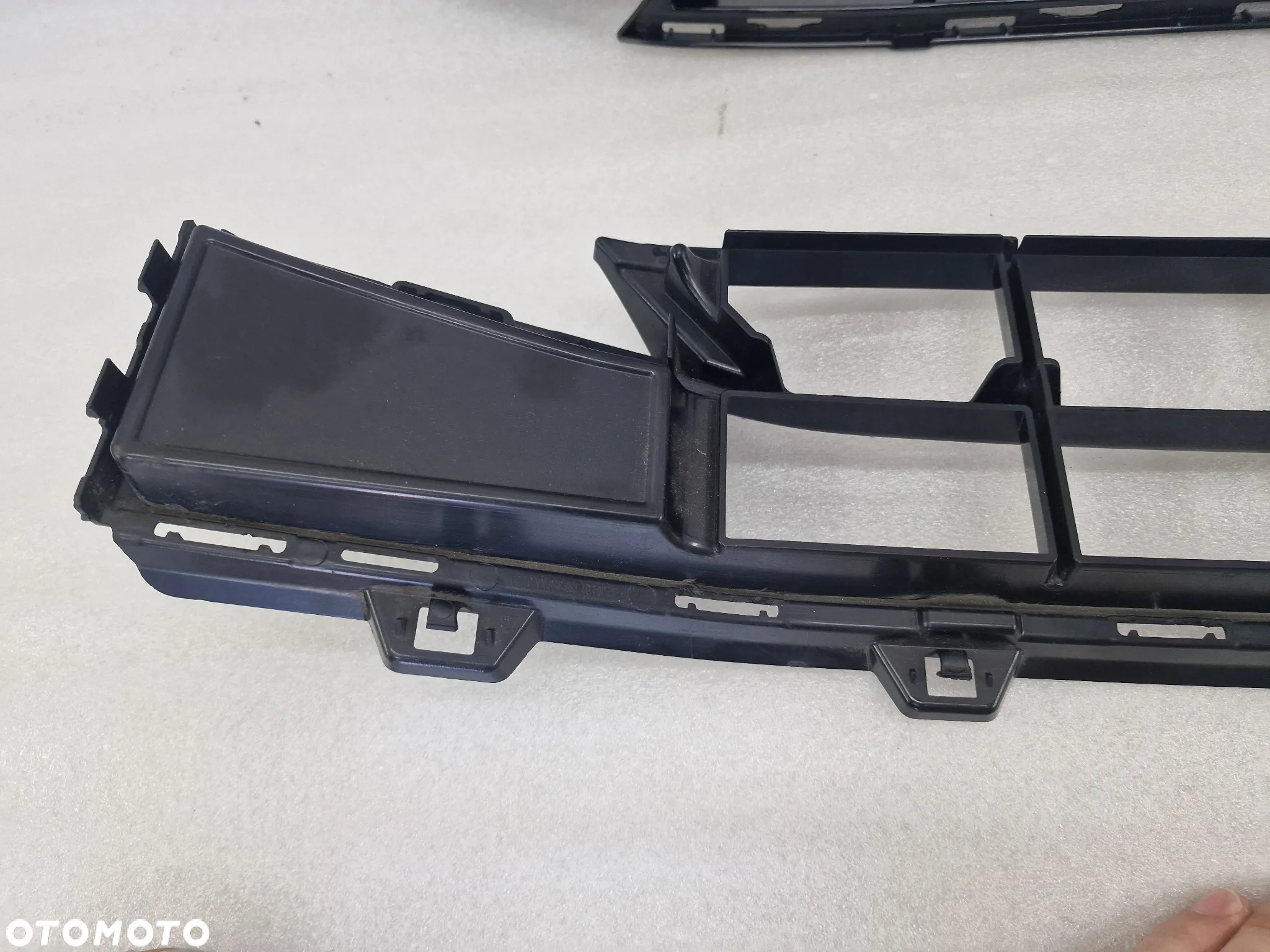 BMW 1 F40 SPORT 19- KRATKA ŚRODKOWA ZDERZAKA PRZEDNIEGO PRZÓD , NR 511117462937 / 17462937 / 211636 / 51117462936 / 7462936 ,  NR AUKCJI KR412 - 9