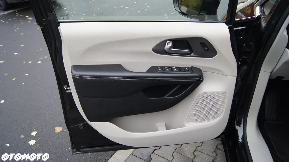 Chrysler Pacifica - 11