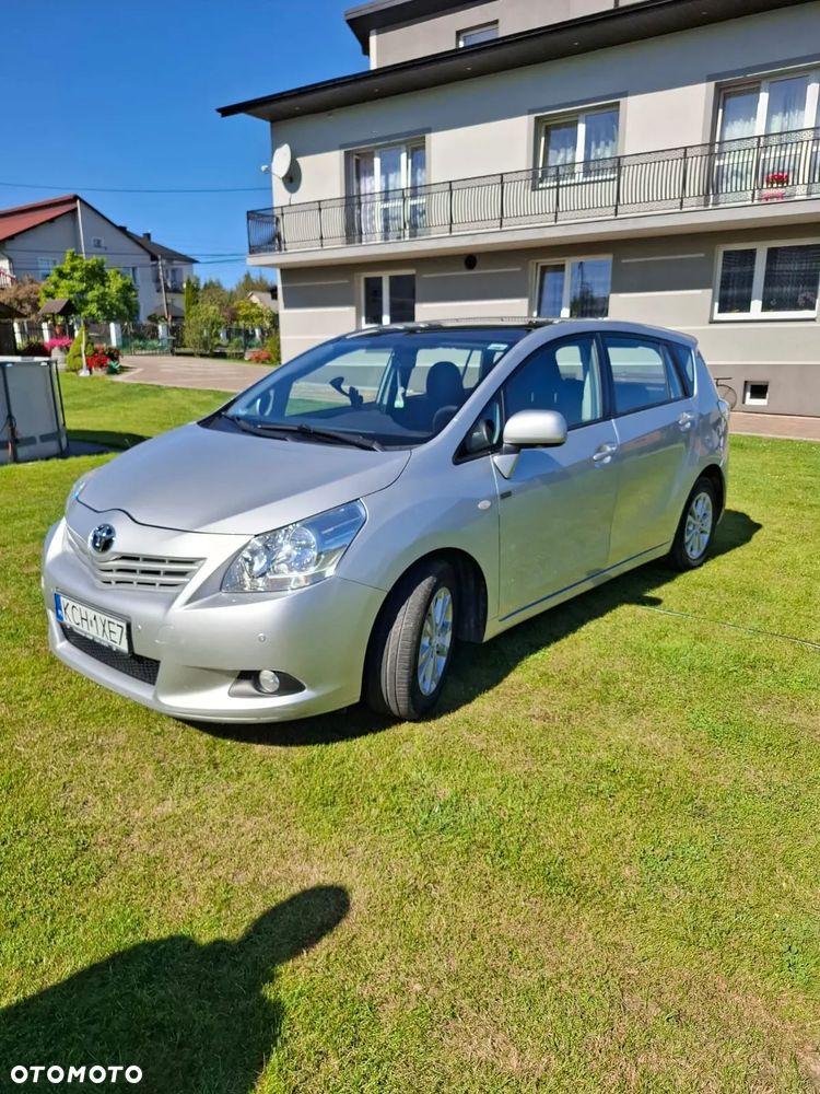 Toyota Verso 2011 photo 2
