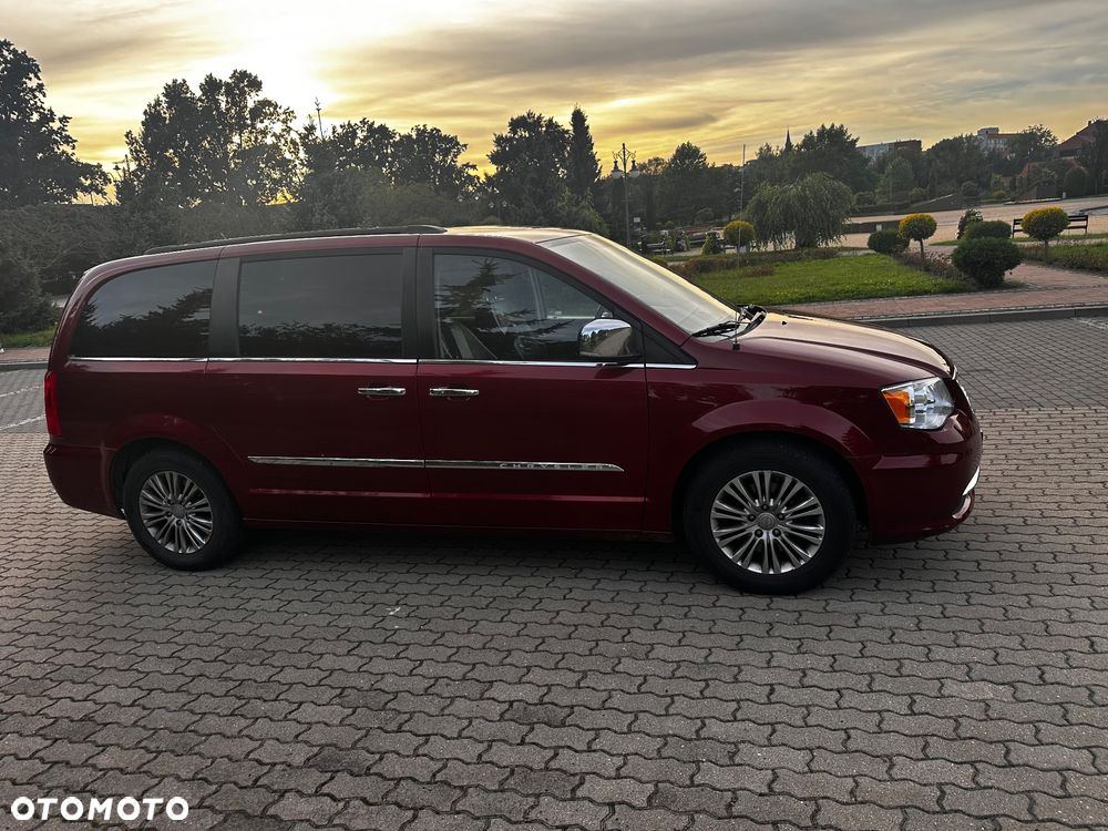 Chrysler Town & Country - 7
