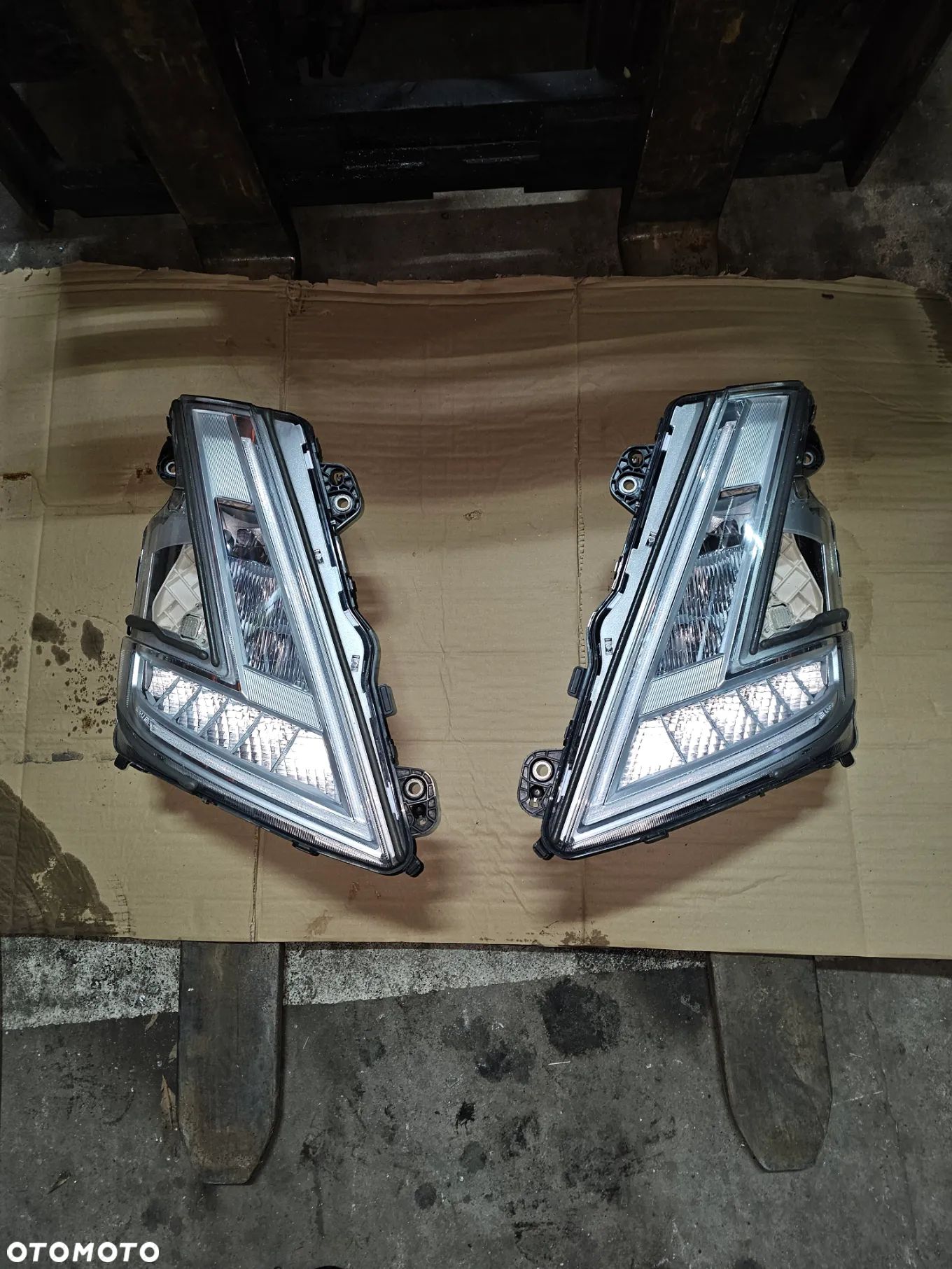 LAMPY PRAWA LEWA  VOLVO FH5 LED 24056510 24056511PRZEDNIA - 1