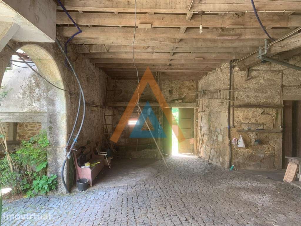 Não é apenas uma casa, são duas casas e muito terreno, zona sossega... - Grande imagem: 5/50