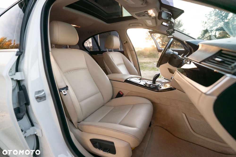 BMW Seria 5 528i xDrive Luxury Line - 13