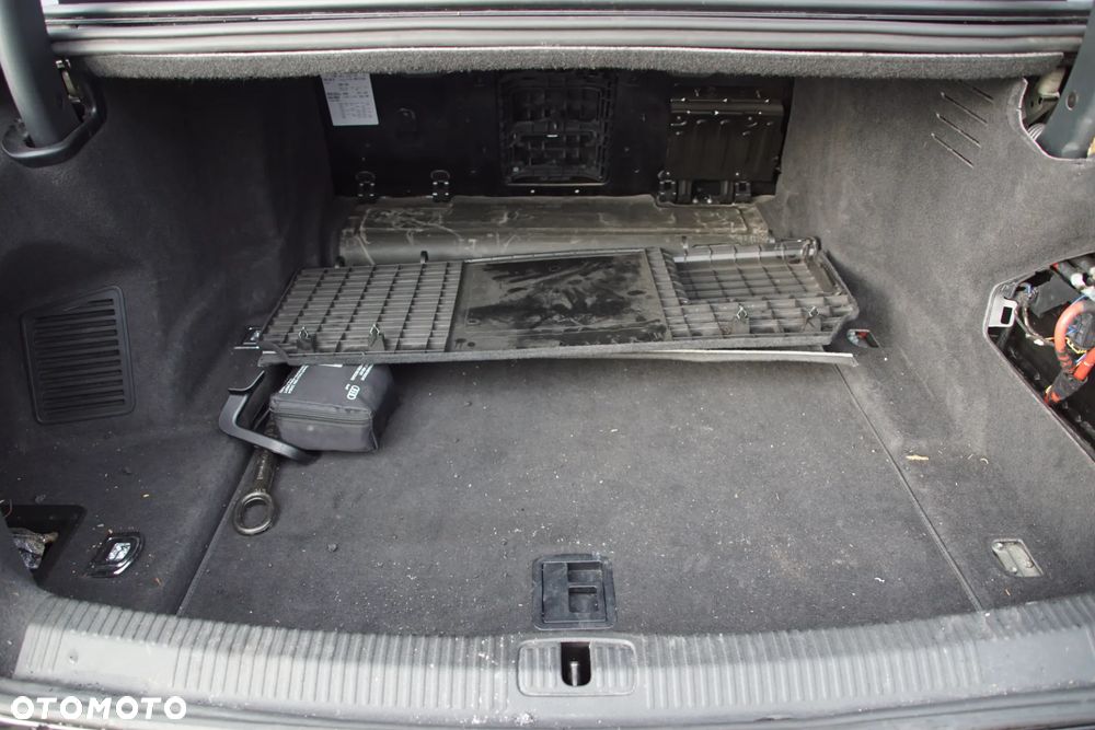 Auto na części 692106889 Audi A8L A8 long 3.0 TDI DMGK hybryda skrzynia udp lakier LY9T drzwi klapa lampa szyba ćwiartka dyfer belka zderzak fotele deska konsola airbag wyświetlacz przełącznik sterownik komputer - 2