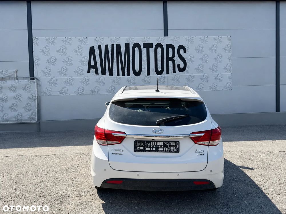 HYUNDAI I40 2013 *SAMOCHÓD NA CZĘŚCI* 6327 CRYSTAL WHITE MASKA, LAMPA, DRZWI, LUSTERKO, ZDERZAK, GRILL, BŁOTNIK, KLAPA, BELKA, DESKA, FOTELE, KANAPA, ĆWIARTKA KIEROWNICA, TARCZE, ZACISKI, ZAWIESZENIE, KOMPLETNY PRZÓD, KOMPLETNY TYŁ, LICZNIK, ZEGARY, PRAWE LEWE PRZÓD TYŁ - 3