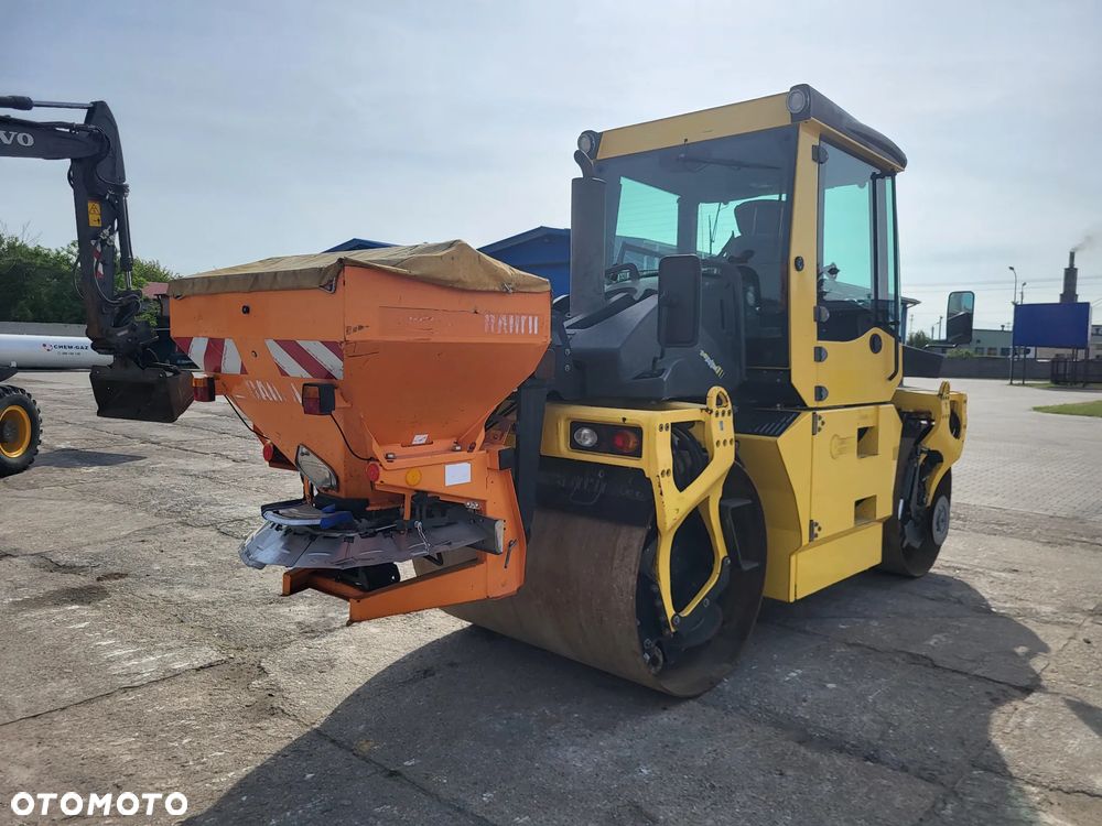 Bomag BW 154 AP 4 AM + rozsypywacz grysu z Niemiec - 4