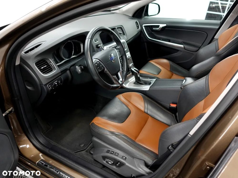 Volvo V60 Cross Country T5 AWD Summum - 11